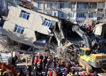 Tërmeti 7 ballësh trondit Turqinë dhe Greqinë. 14 të vdekur dhe 100-ra të plagosur.