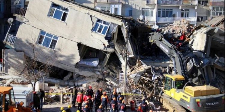 Tërmeti 7 ballësh trondit Turqinë dhe Greqinë. 14 të vdekur dhe 100-ra të plagosur.