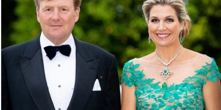 Protesta e popullit i kthen pas: mbretërit e Hollandës ndërpresin pushimet dhe kërkojnë ndjesë