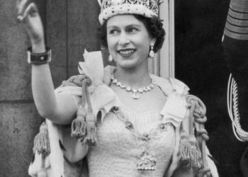 Së shpejti Çarlsi mbret. Mbretëresha Elisabetë mund të dorëhiqet nga froni.