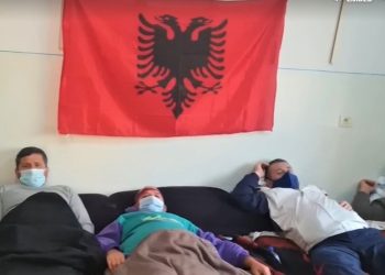 Punëtorët e Ballshit pranojnë ofertën e Ramës: pagë e ndërmjetme, derisa të përfundojë procesi gjyqësor