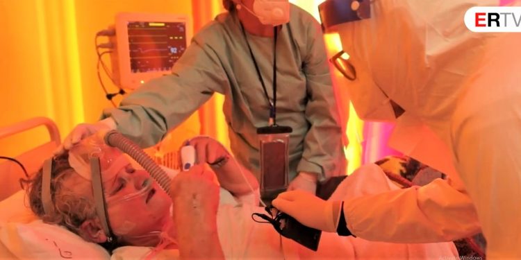 Gazetari i ERTV u afron mikrofonin tek goja pacientëve me Covid-19. Stërklat mbi mikrofonin e gazetarin