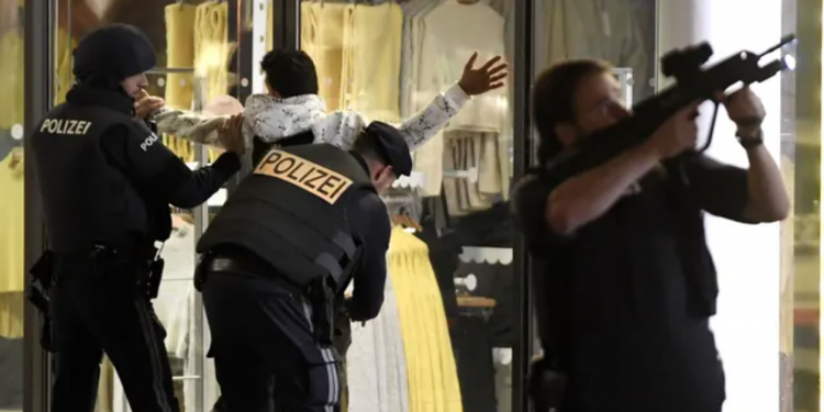 Viena nën terror. 4 të vdekur. Policia apel njerëzve të mos shkojnë në qendër.