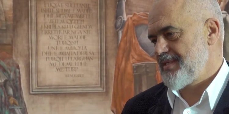 Rama i jep pasaportën shqiptare Anna Oxa-s: më doli Skënderbeu në ëndërr…