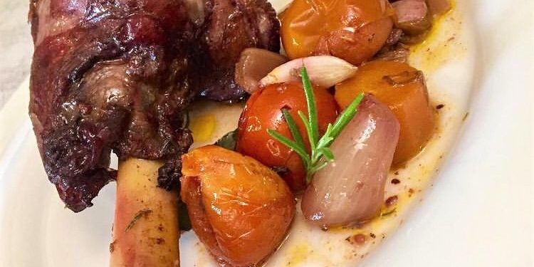 Stinko qingji e furrës, me rozmarinë