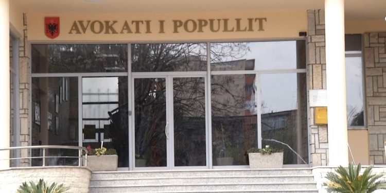 Protesta:  të mitur dhe kalimtarë të rastit nëpër komisariate. Avokati i Popullit denoncon shkeljet