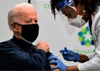 Joe Biden merr dozën e parë të vaksinës: “Mos kini frikë”