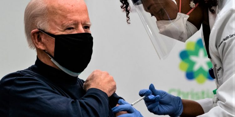 Joe Biden merr dozën e parë të vaksinës: “Mos kini frikë”