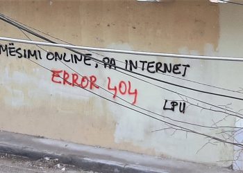 “Mësimi online pa internet”: Lëvizja për Universitetin mbush qytetin me parrulla
