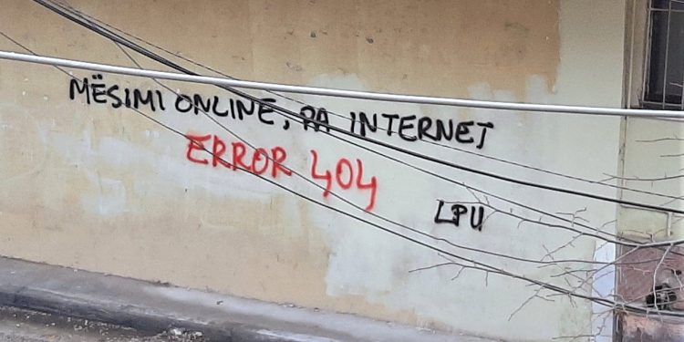 “Mësimi online pa internet”: Lëvizja për Universitetin mbush qytetin me parrulla