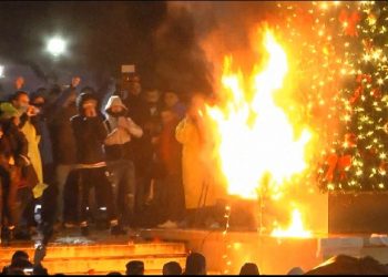 Rama “hap kanalin” me Pfizer-in, protestuesit djegin bredhin e Kryeministrisë