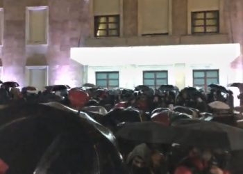 Drejtpërdrejt nga protesta për vrasjen e 25 vjeçarit Klodian Rasha nga policia, ku kërkohet dorëheqja e ministrit Lleshaj