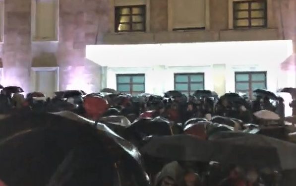 Drejtpërdrejt nga protesta për vrasjen e 25 vjeçarit Klodian Rasha nga policia, ku kërkohet dorëheqja e ministrit Lleshaj