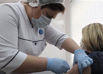 Rusët nisin vaksinimin: personeli mjekësor dhe mësuesit, të parët