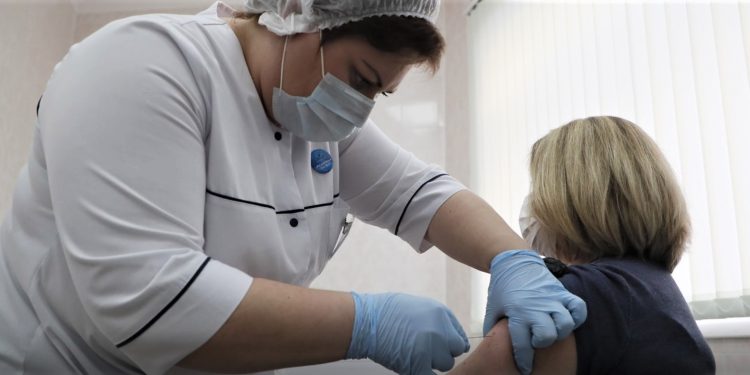 Rusët nisin vaksinimin: personeli mjekësor dhe mësuesit, të parët