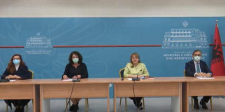 Komiteti i Ekspertëve lë në fuqi orën policore, universitetin onlajn dhe pezullimin e udhëtimeve me Anglinë