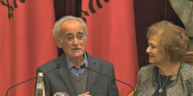 Meta dekoron Anagnostin. Regjisori i njohur mallëngjen me mesazhin e tij