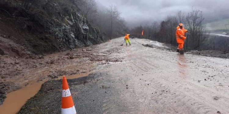 Autoriteti Rrugor thirrje njerëzve: udhëtoni me kujdes