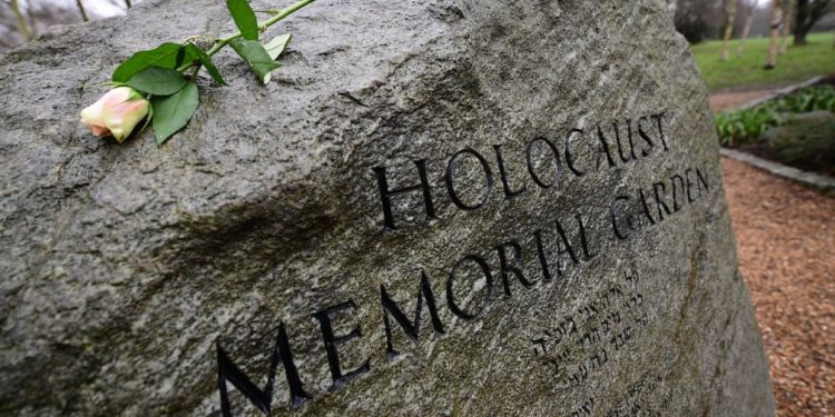 Homazhet për Holokaustin. Bota përkujton genocidin ndaj hebrenjve (foto)