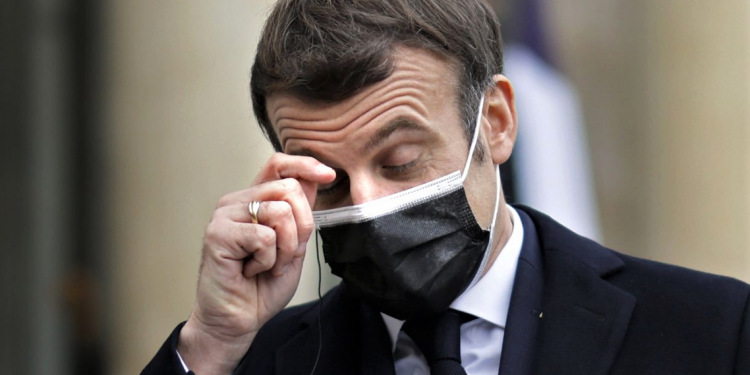 Makroni kritikohet për vaksinimin anti-covid