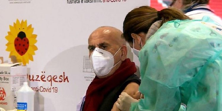 Infektohet me covid-19 Pëllumb Pipero. Lajmi ngjall reagime: s’ka dy javë që u vaksinua publikisht