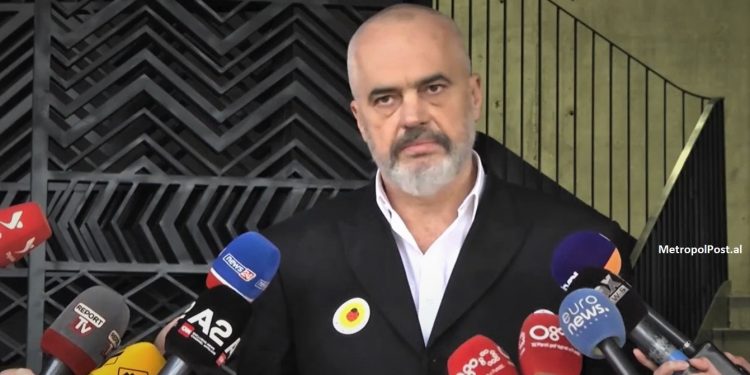 “Ndihem shumë mirë. Radhën e ka Saliu, kur të hyjmë tek moshat e tejthyera”. Rama prononcohet pas vaksinimit (video)