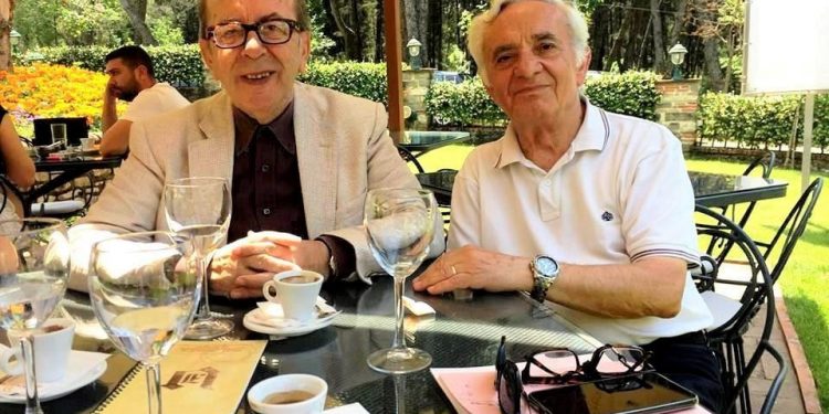 “Disa kujtime me Kadarenë, në 85-vjetorin e tij.  Me urimet më të mira. Edhe 100 Ismail”. Nga Sadik Bejko