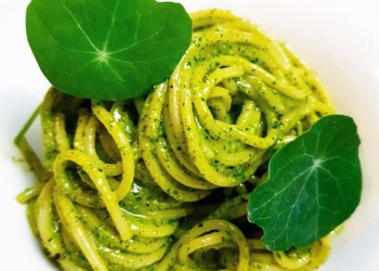 Spaghetti me salcë borziloku dhe gjethe Capucine (Nasturtium)