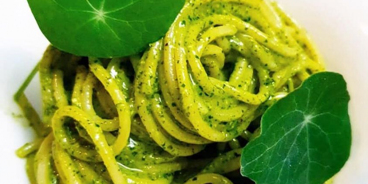 Spaghetti me salcë borziloku dhe gjethe Capucine (Nasturtium)