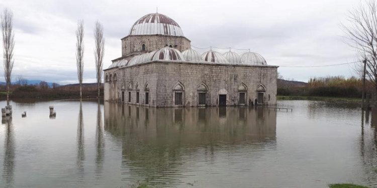 Përmbytet Xhamia e Plumbit në Shkodër