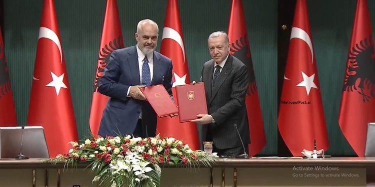 Erdogani do të investojë në ekonominë, kulturën dhe arsimin shqiptar (foto)