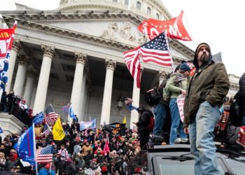 Capitol Hill  mësyhet nga mbështetësit e Trump. Evakuohet Mike Pence, senatorët struken stolave (foto)