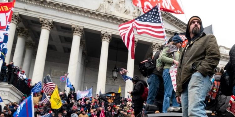 Capitol Hill  mësyhet nga mbështetësit e Trump. Evakuohet Mike Pence, senatorët struken stolave (foto)