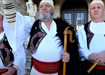 Mallakastra këngë për Erdoganin: “Në Turqi tek gjysmëhëna, Erdogan nuk bën më nëna…” (kënga)