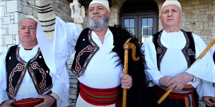 Mallakastra këngë për Erdoganin: “Në Turqi tek gjysmëhëna, Erdogan nuk bën më nëna…” (kënga)