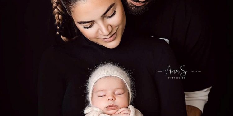 Fotot e ëmbla të Ledri Vulës me të bijën: Poem Blu një ëngjëll