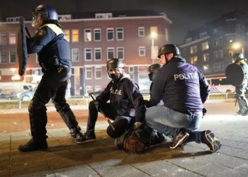 Qeveria hollandeze ngushton oraret e lëvizjes. Hollanda pushtohet nga protestat