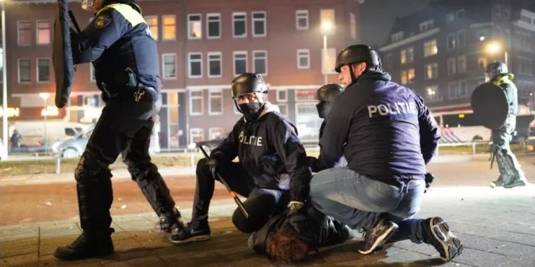 Qeveria hollandeze ngushton oraret e lëvizjes. Hollanda pushtohet nga protestat