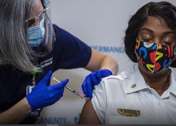 Vaksinimi në muskujt e krahëve? Mjekët shpjegojnë përse