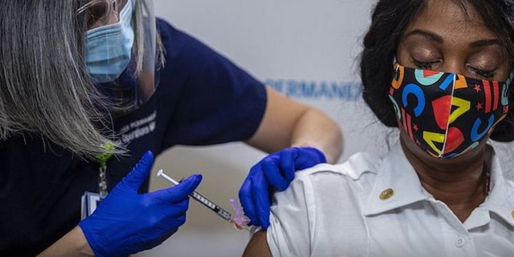 Vaksinimi në muskujt e krahëve? Mjekët shpjegojnë përse