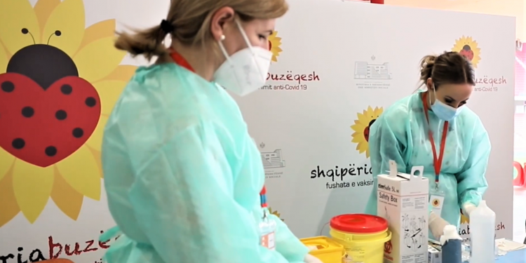 Nis vaksinimi i stafeve të spitaleve dhe epidemiologëve të terrenit