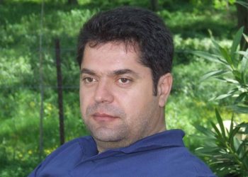 Bluza e bardhë dhe “kafja jeshile”, nga Armir Shkurti