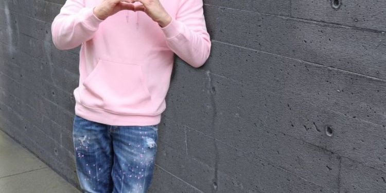 Michael Buble vishet me rozë, apel kundër talljes (bullizmit)