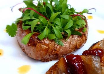 Fileto viçi tigani me microgreen majdanozi