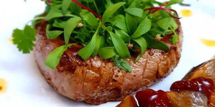 Fileto viçi tigani me microgreen majdanozi