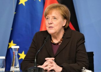 Merkel refuzon të marrë vaksinën AstraZeneca: të vaksinojmë një herë ata që s’ruajnë dot distancën