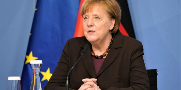 Merkel refuzon të marrë vaksinën AstraZeneca: të vaksinojmë një herë ata që s’ruajnë dot distancën