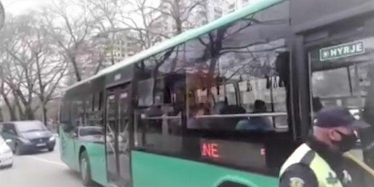 Policia e Shtetit kontroll nëpër linjat urbane: “Ke hipur në autobuz, mbaj maskën!”