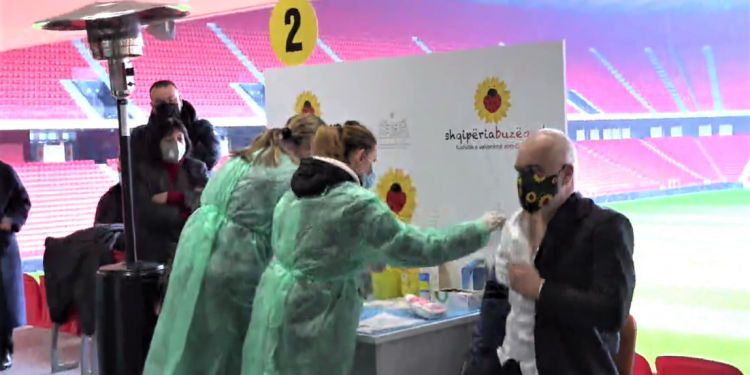 Rama merr dozen e dytë të vaksinës: “Jemi të parët, bashkë me Serbinë, që kemi nisur vaksinimin e mjekëve”