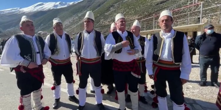 Saliaria i këndon Ramës, si dikur Bënça Enverit: “T’u bëftë dita një mijë!”